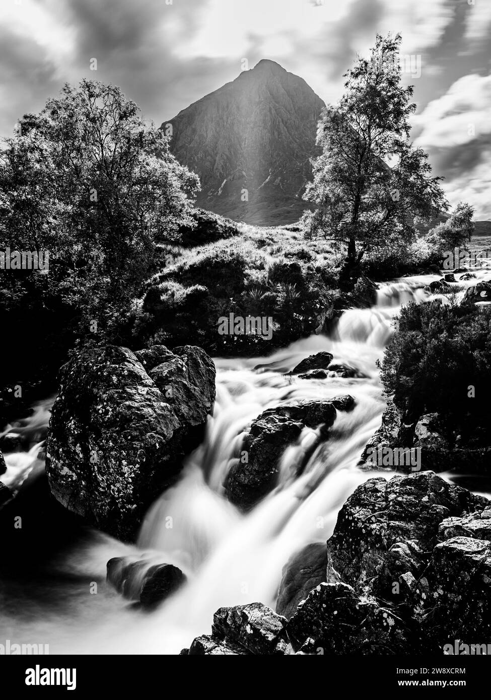 Cascade sous Buachaille Etive Mòr, River Coupall, Glen Etive et River Etive, Highlands, Écosse, Royaume-Uni Banque D'Images