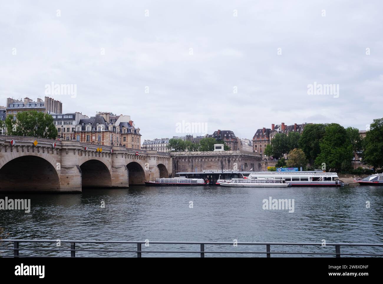 PARIS, FRANCE - 07 JUIN 2020 : Pont neuf, Nouveau pont sur la Seine de la capitale française, attraction touristique des bateaux touristiques pour visiter la main f Banque D'Images