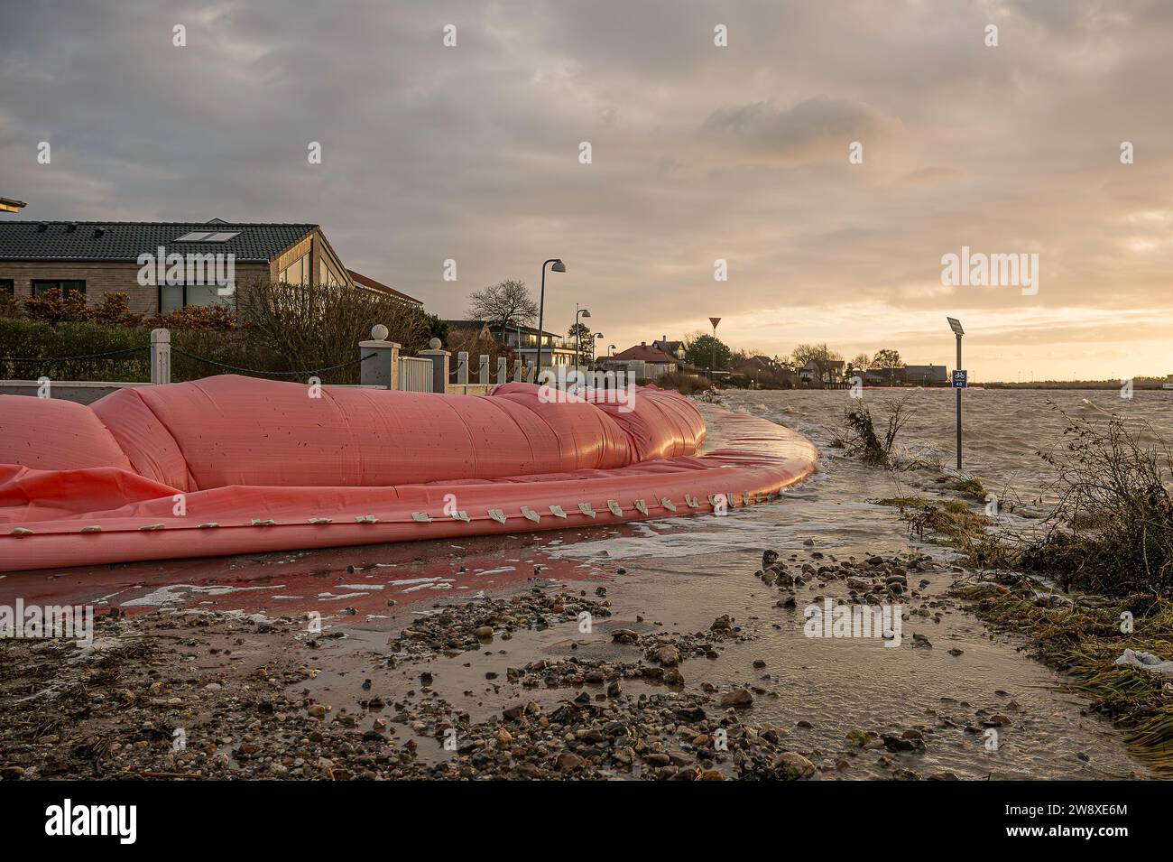 Danemark, décembre 22. Les tubes d'eau protègent contre les inondations à Frederikssund lorsque le niveau d'eau est à son plus haut vendredi après-midi, (crédit image : © Stig Alenäs) Banque D'Images