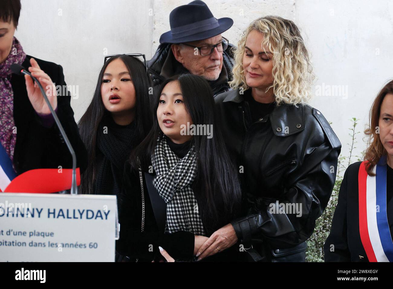 Paris, France. 22 décembre 2023. Joy Hallyday, Jean-Claude Camus, Jade Hallyday assistent à Laeticia Hallyday dévoilent une plaque en hommage à Johnny Hallyday devant le bâtiment où cet enfant du 9e arrondissement de Paris a grandi le 22 décembre 2023 à Paris. Photo de Nasser Berzane/ABACAPRESS.COM crédit : Abaca Press/Alamy Live News Banque D'Images