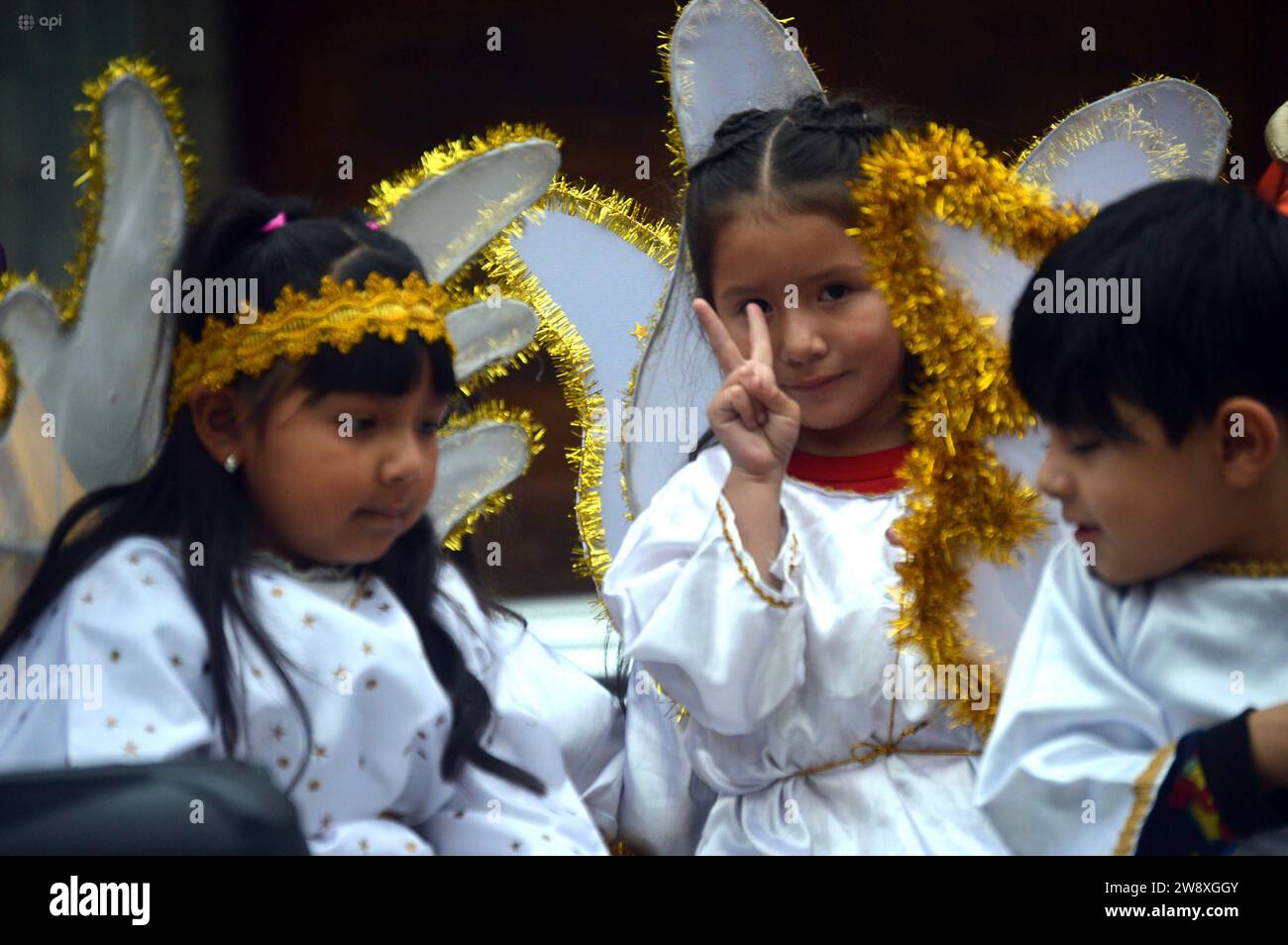 CUENCA-PASES DEL NINO-ESCUELA FRANCISCA DAVILA Cuenca,Ecuador 22 de diciembre de 2023 El Pase del Nino en Cuenca es, sin lugar a dudas, una de las manifestaciones de religiosidad Popular mas importantes del pais. El Pase del Nino en Cuenca es una manifestacion religiosa Popular de gran riqueza etnografica y pese al tiempo y la continua presencia de elementos culturales foraneos. Estudiantes de la Unidad Educativa Francisca Davila el dia de hoy realizaron su pasada del nino. foto Boris Romoleroux/API. SOI-CUENCA-PASESDELNIÃO-ESCUELAFRANCISCADAVILA-4F93D34613511717C2017041FA55DF95 *** CUENCA PAS Banque D'Images