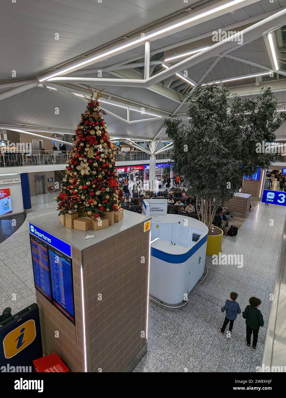 Bristol, Royaume-Uni. 22 décembre 2023. Occupé à l'aéroport de Bristol alors que les gens se préparent à voyager pour le week-end de Noël. Crédit : Thomas Faull/Alamy Live News Banque D'Images