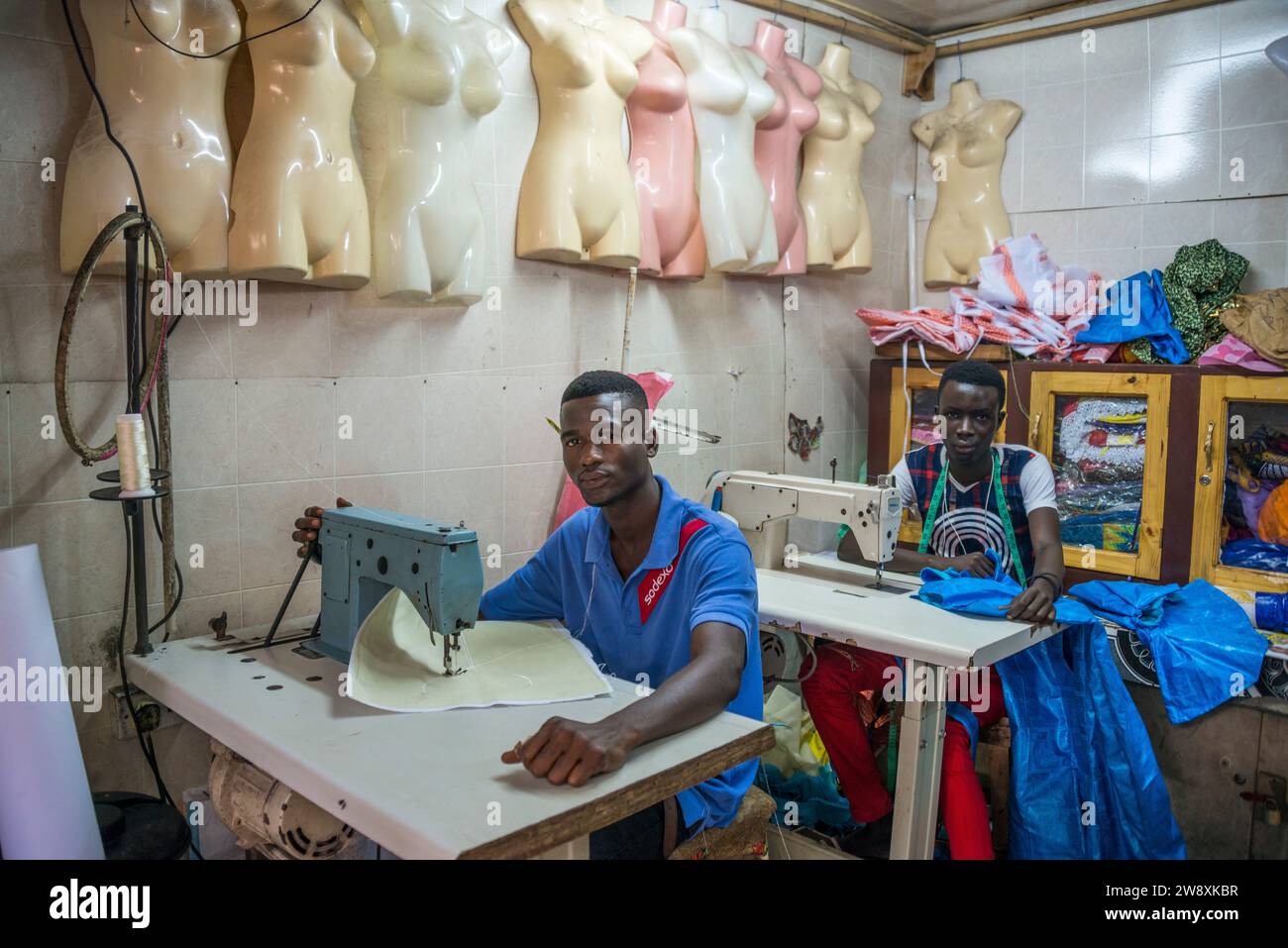 Hommes travaillant dans un atelier de couture au marché Albert de Banjul, Gambie Banque D'Images