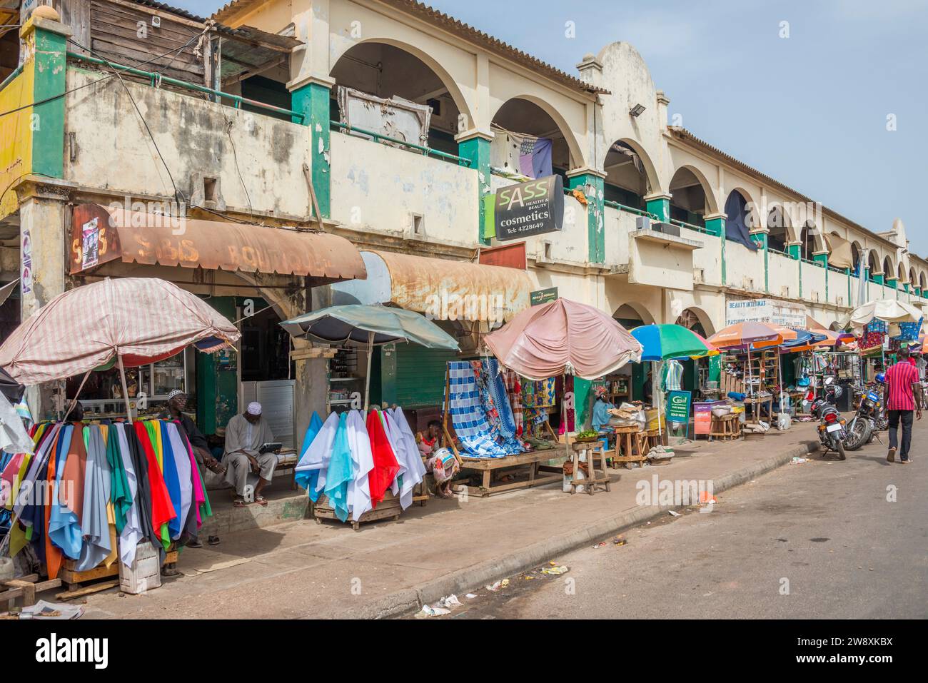 Boutiques et stands à l'extérieur du marché Albert à Banjul, Gambie Banque D'Images