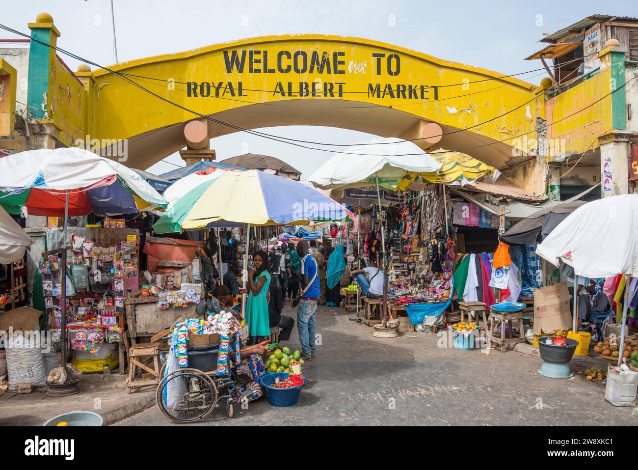Entrée principale du marché Albert à Banjul, Gambie Banque D'Images