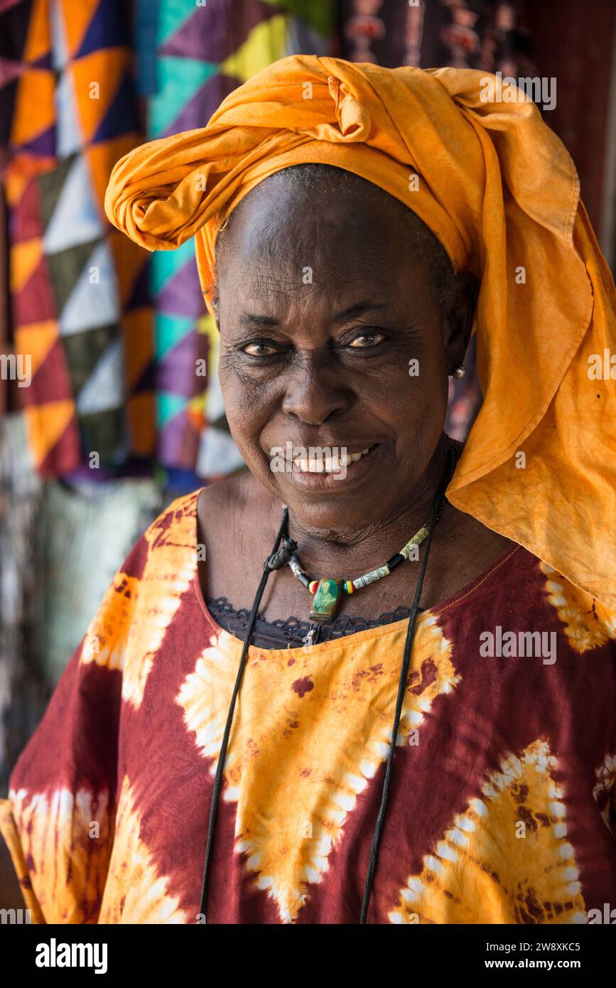 Portrait d'une femme dans un village gambien Banque D'Images