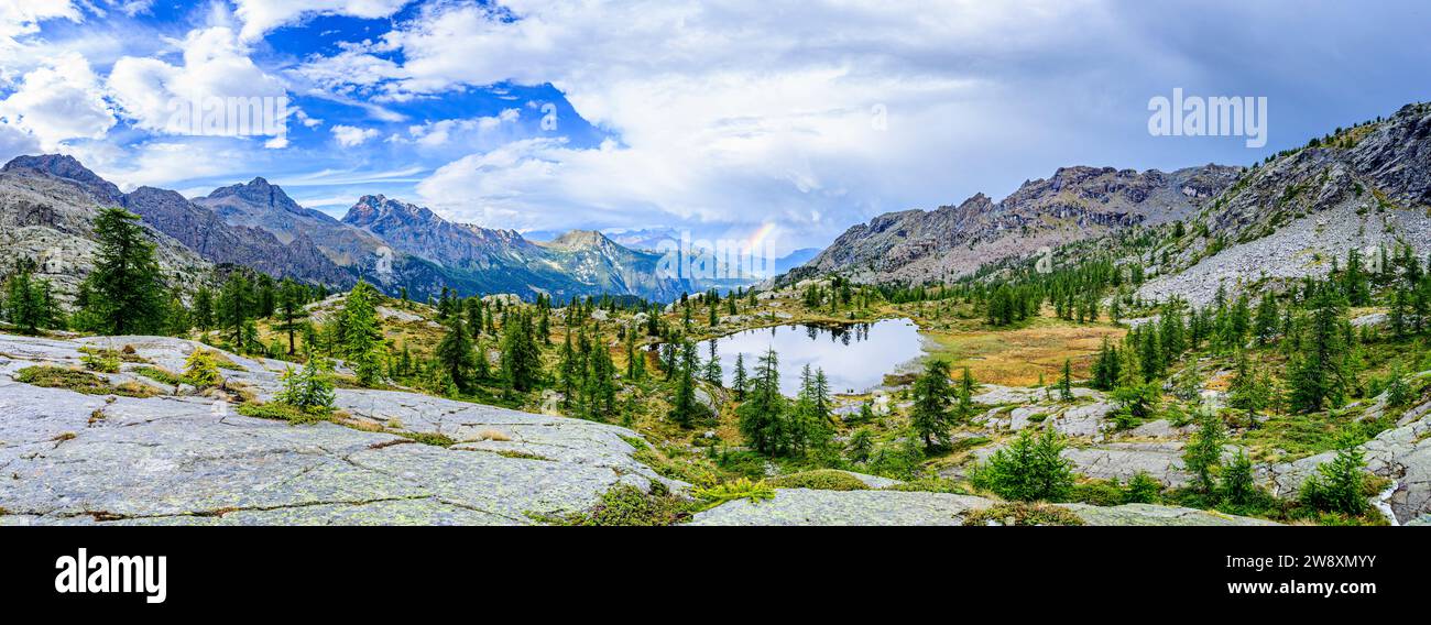 Arc-en-ciel derrière le lac de la Valette et Monte Rosa dans le parc naturel du Mont Avic, Vallée d'Aoste, Italie. Banque D'Images