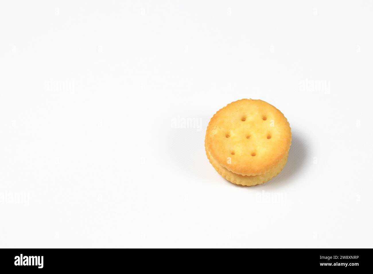 Biscuit rond prêt à l'emploi craquelin avec fromage ou biscuits au fromage isolé sur fond blanc. Banque D'Images