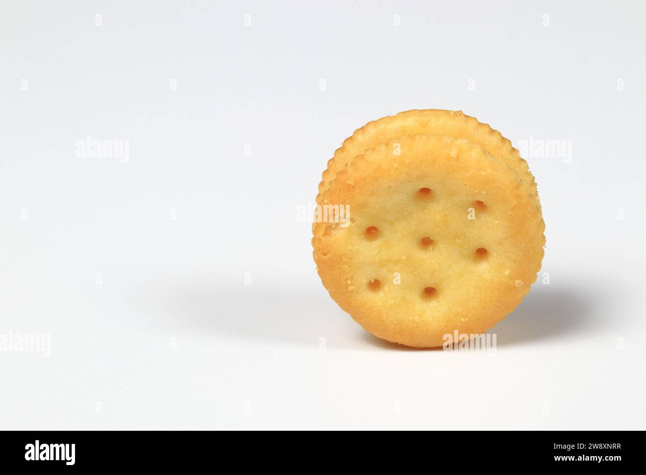 Biscuit rond prêt à l'emploi craquelin avec fromage ou biscuits au fromage isolé sur fond blanc. Banque D'Images