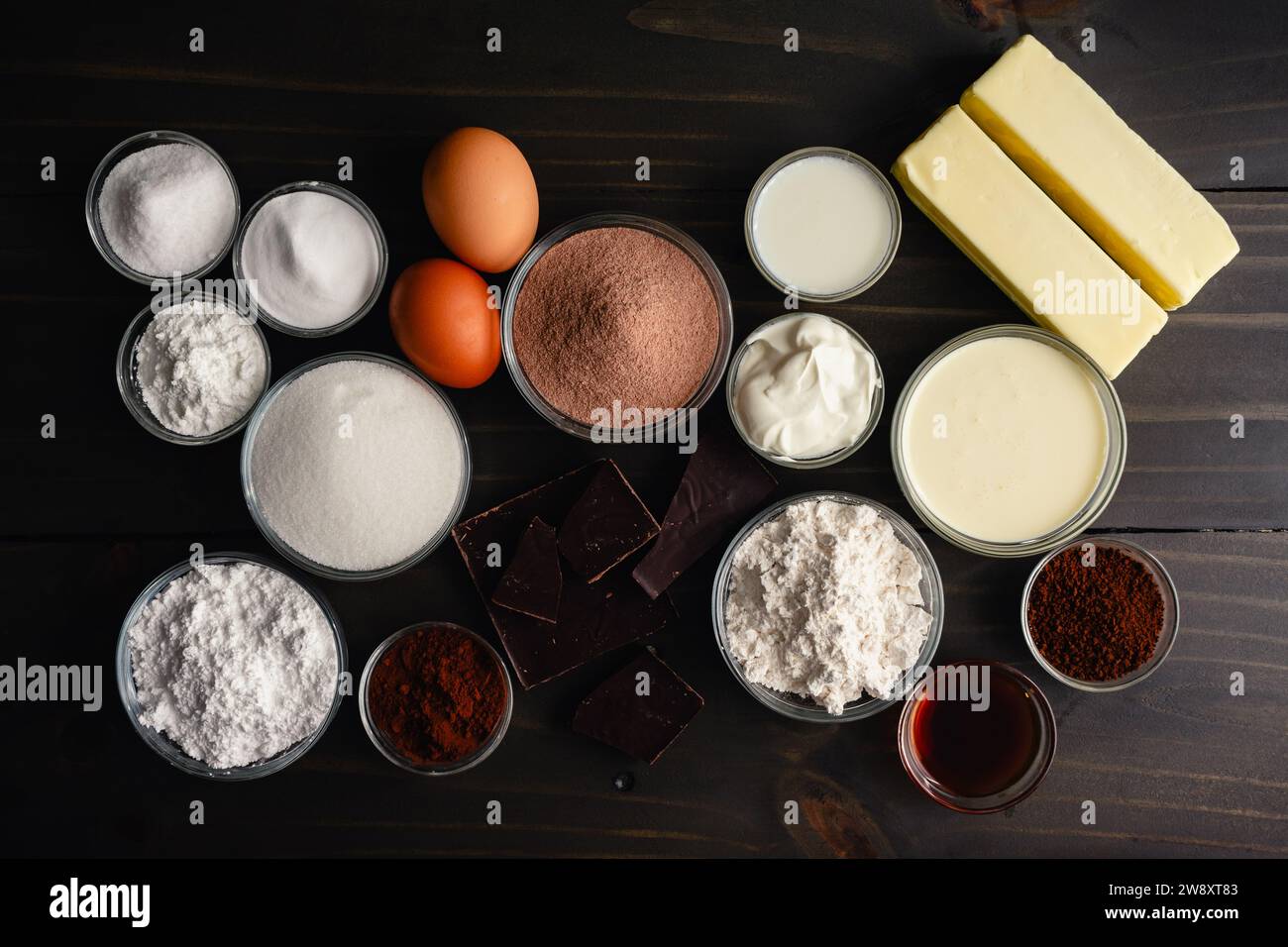 Ingrédients de cupcake au cacao chaud sur une table en bois : ingrédients pour faire des cupcakes maison aromatisés au chocolat chaud avec remplissage de ganache au chocolat Banque D'Images