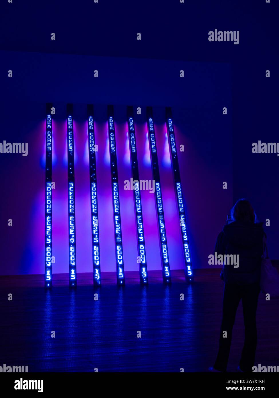 Blue Purple Tilt, de Jenny Holzer, dans la Tate Modern, South Bank, Londres, Angleterre, Royaume-Uni, GO. Banque D'Images
