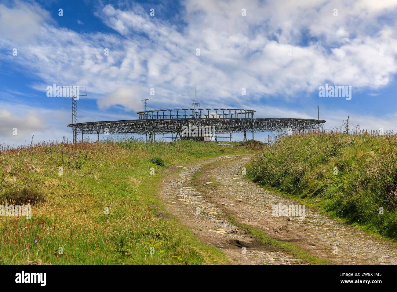 Une aide à la navigation Doppler VHF omnidirectionnelle (DVOR) exploitée par National Air Traffic Services (NATS), Boswens Common, Cornwall, Angleterre, Royaume-Uni Banque D'Images