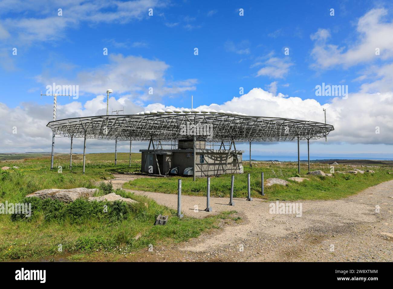Une aide à la navigation Doppler VHF omnidirectionnelle (DVOR) exploitée par National Air Traffic Services (NATS), Boswens Common, Cornwall, Angleterre, Royaume-Uni Banque D'Images