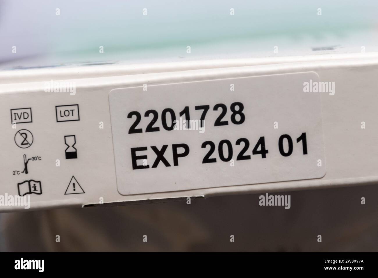 Décembre 2023. Les taux d’infection par le virus Covid au Royaume-Uni augmentent au cours de la période hivernale. Les gens sont avertis de l’utilisation de leurs anciens kits gratuits de dépistage du coronavirus Covid-19 qui sont susceptibles d’être obsolètes et peuvent donner des résultats peu fiables. Sur la photo : un kit de test Covid avec une date d'expiration de janvier 2024. Banque D'Images