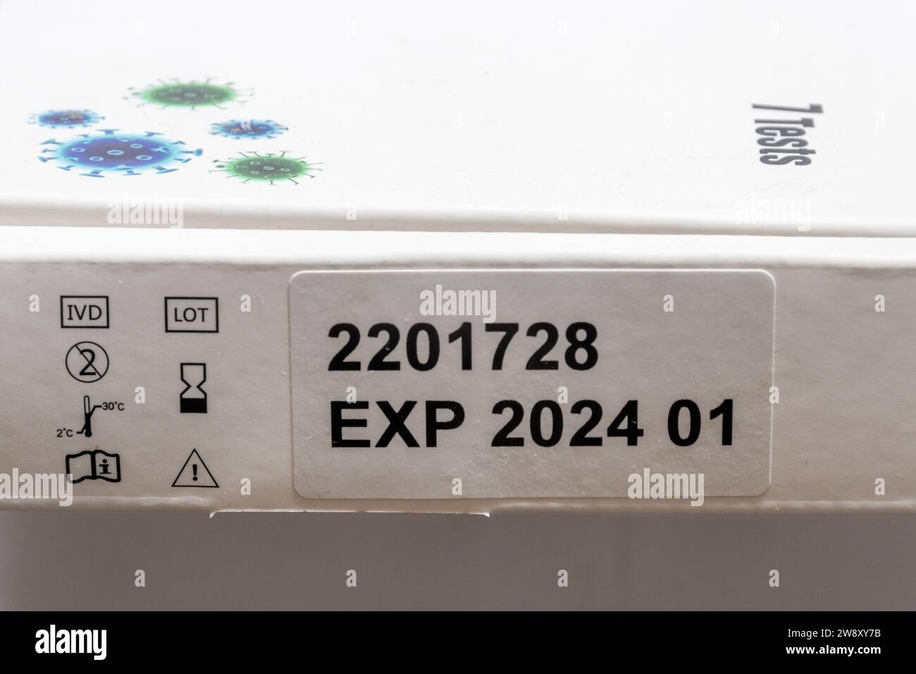 Décembre 2023. Les taux d’infection par le virus Covid au Royaume-Uni augmentent au cours de la période hivernale. Les gens sont avertis de l’utilisation de leurs anciens kits gratuits de dépistage du coronavirus Covid-19 qui sont susceptibles d’être obsolètes et peuvent donner des résultats peu fiables. Sur la photo : un kit de test Covid avec une date d'expiration de janvier 2024. Banque D'Images