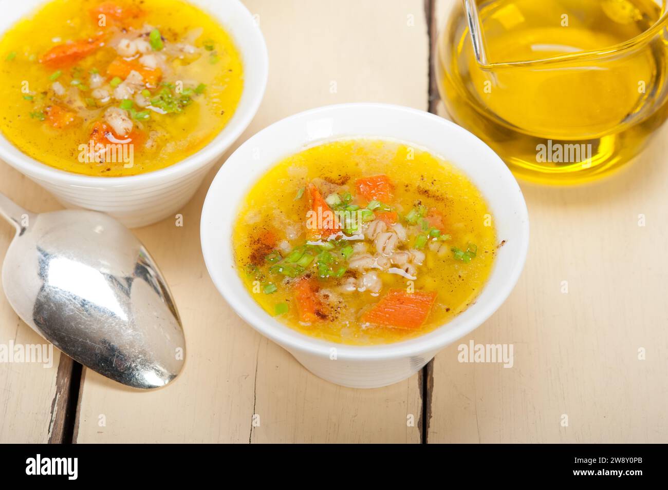 Soupe traditionnelle syrienne de bouillon d'orge style Alep appelé talbina ou tirbiyali nourriture typique après Ramadan, photographie culinaire Banque D'Images
