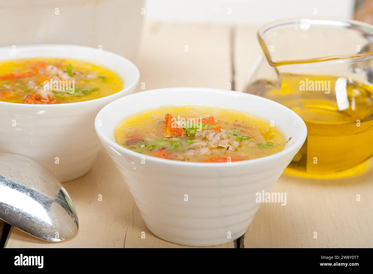Soupe traditionnelle syrienne de bouillon d'orge style Alep appelé talbina ou tirbiyali nourriture typique après Ramadan, photographie culinaire Banque D'Images