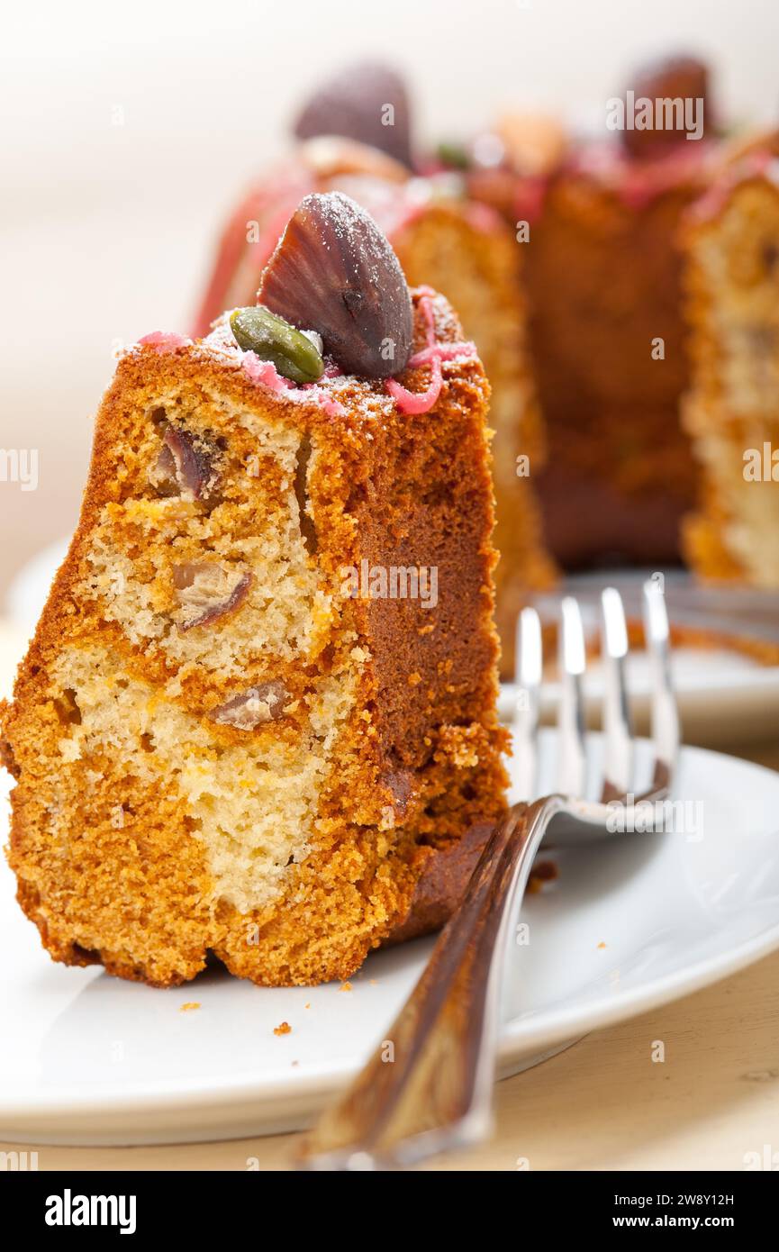 Gâteau aux châtaignes frais dessert au pain avec amandes et pistaches sur le dessus, photographie de nourriture Banque D'Images