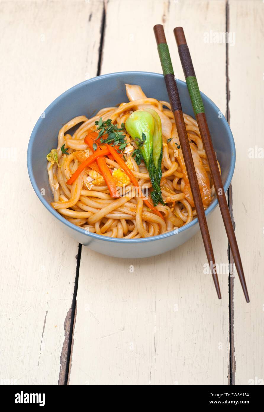 Nouilles ramen chinoises étirées à la main sur un bol avec baguette, photographie de nourriture Banque D'Images