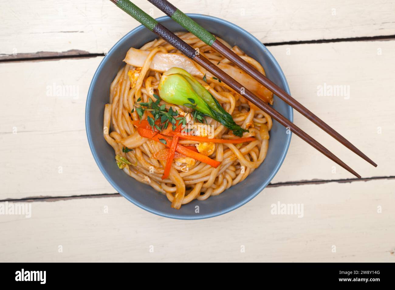 Nouilles ramen chinoises étirées à la main sur un bol avec baguette, photographie de nourriture Banque D'Images