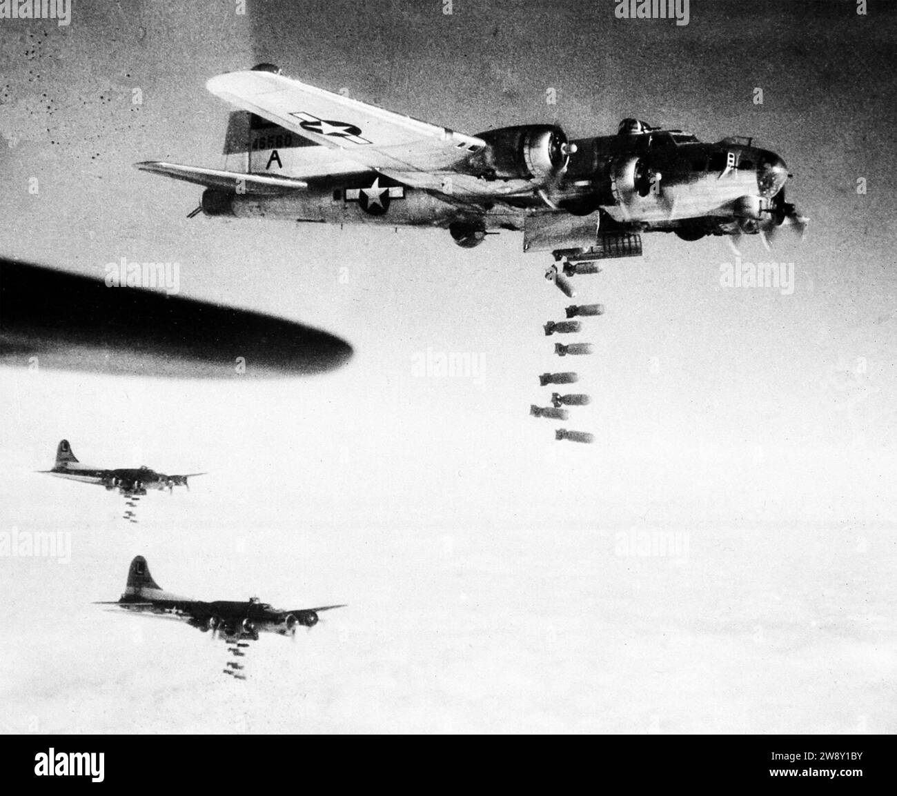 BOEING B-17 VOLER DES FORTERESSES de l'USAF bombardant à travers les nuages au-dessus de l'Allemagne sur un signal du chef de la formation qui a utilisé le radar pour trouver la cible, Banque D'Images