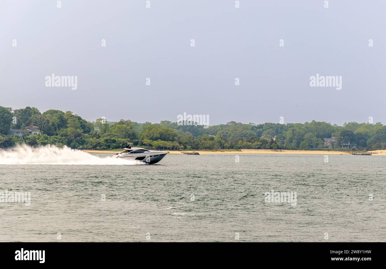 Grand yacht à moteur Riva se déplaçant rapidement hors de l'île d'abri, ny Banque D'Images