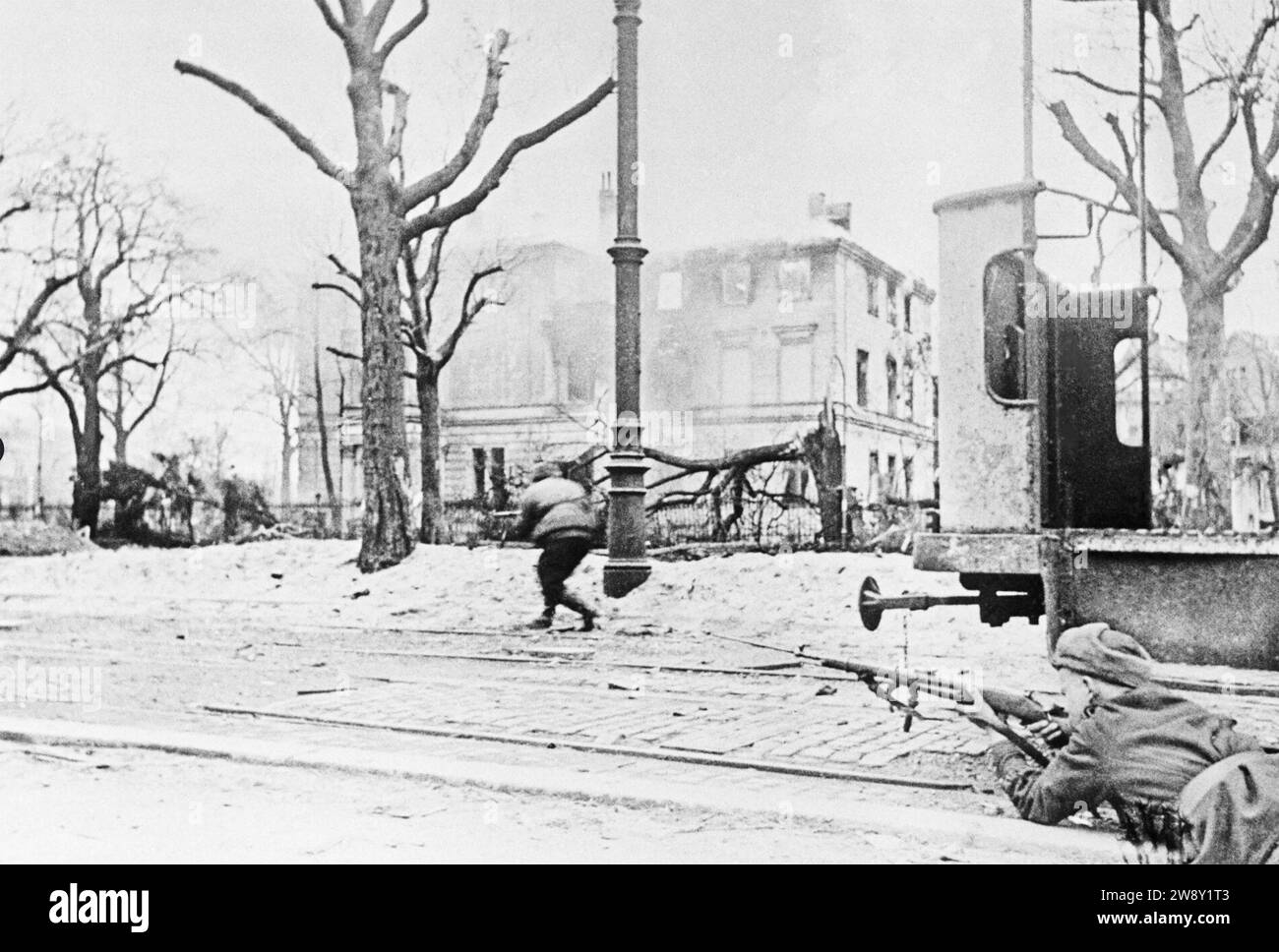 Les soldats de l'Armée Rouge DE DRESDE dans la ville endommagent la bombe après les raids aériens de février 1945. Banque D'Images