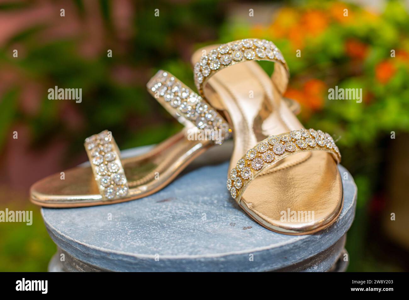 Talons hauts de couleur or avec strass brillants sur un présentoir, île Maurice Banque D'Images