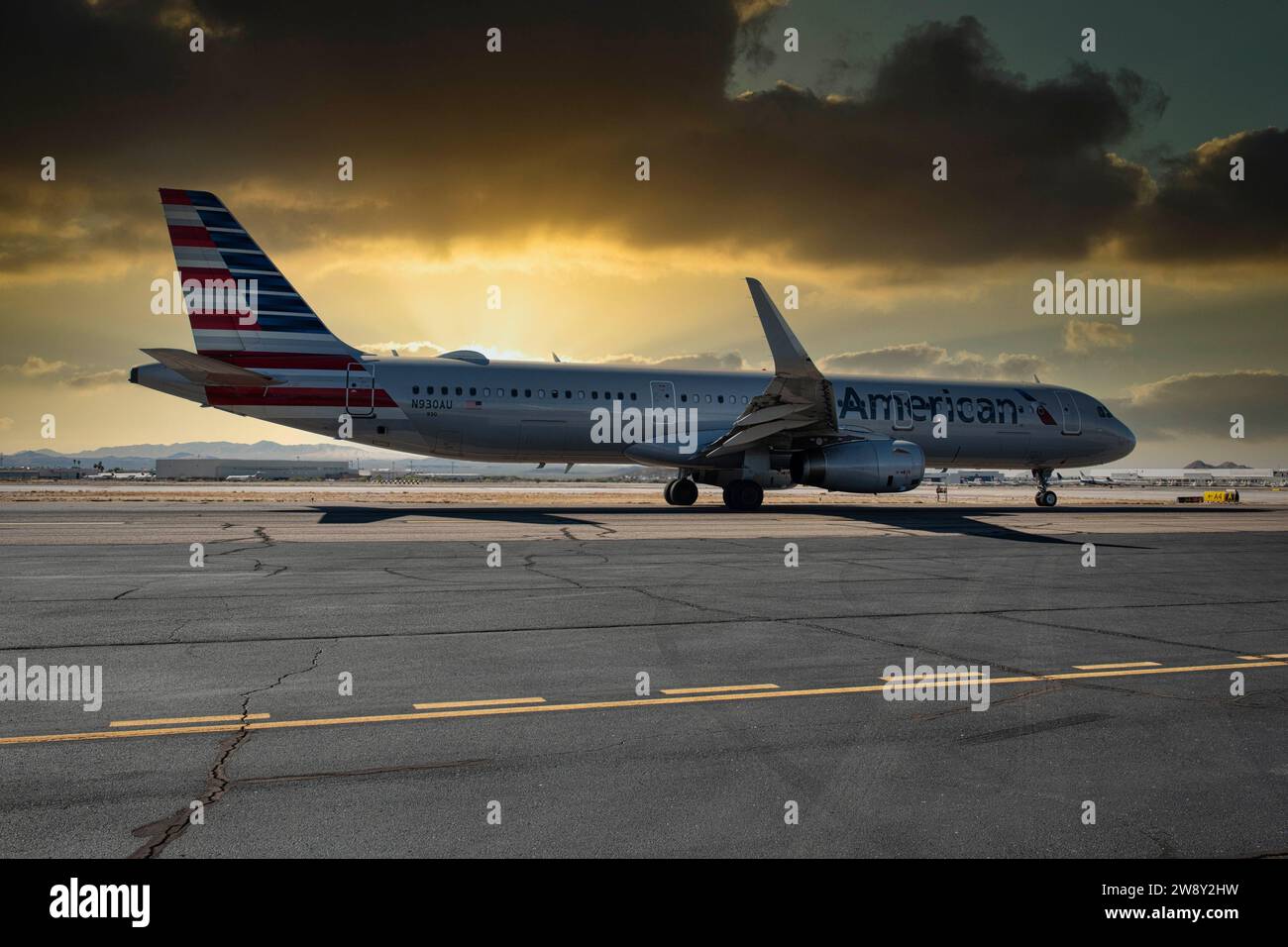 L'Airbus A321-231 d'American Airlines circule jusqu'à la piste active de l'aéroport international de Tucson en Arizona Banque D'Images