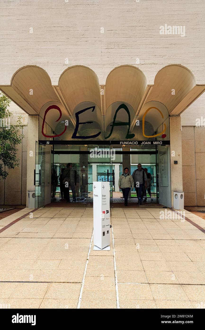 Visiteurs à l'entrée du Musée Fundacio Joan Miro, Joan Miro, CEAC, Montjuic, Barcelone, Espagne Banque D'Images