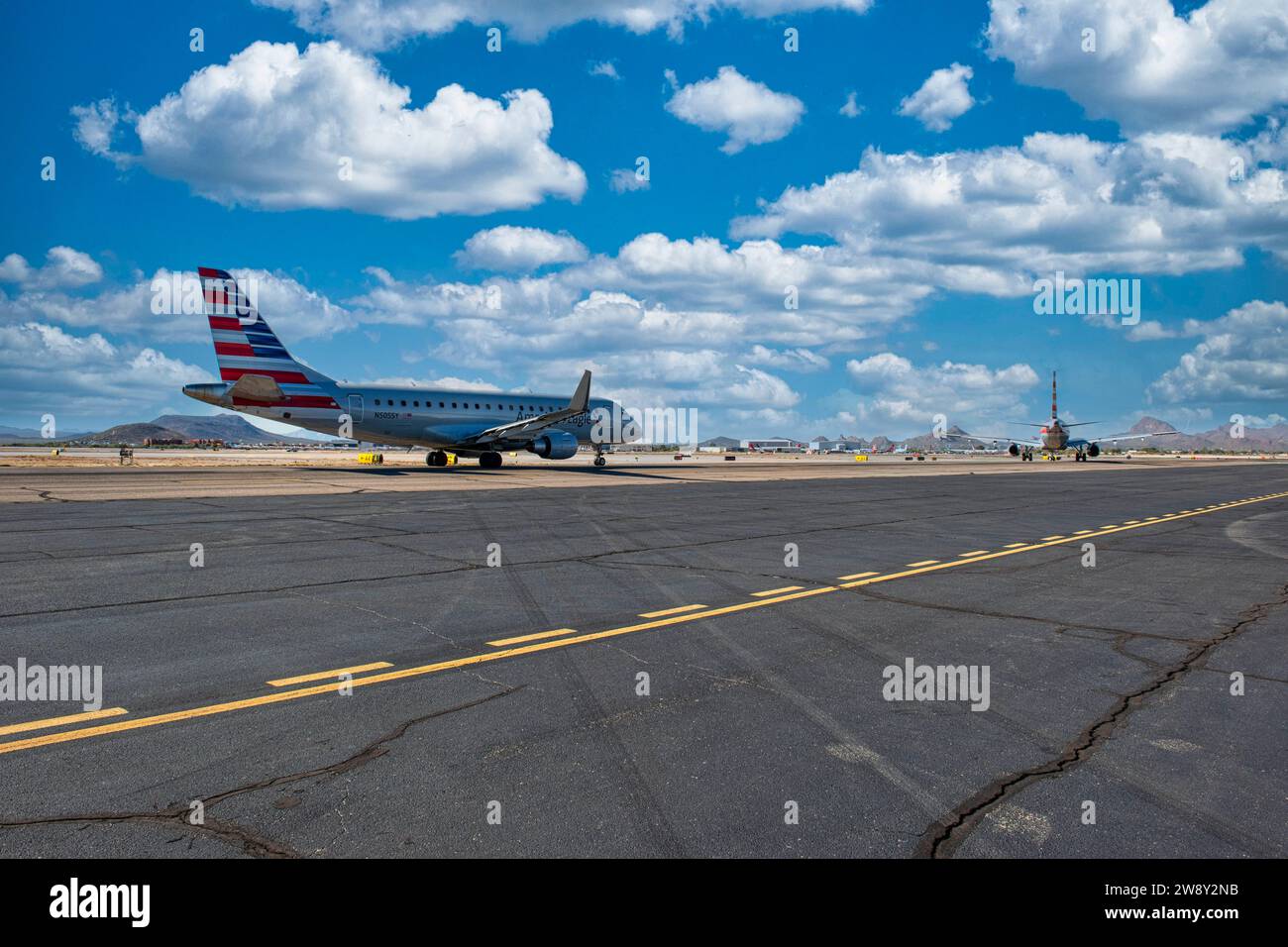 American Airlines Eagle CRJ roule derrière un Boeing 767 jusqu'à la piste active de l'aéroport international de Tucson en Arizona Banque D'Images