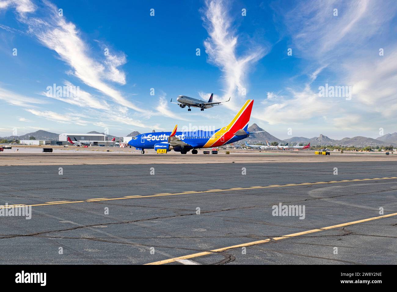 Le Boeing 737 du sud-ouest attend l'autorisation de pénétrer sur la piste active de l'aéroport international de Tucson en Arizona Banque D'Images