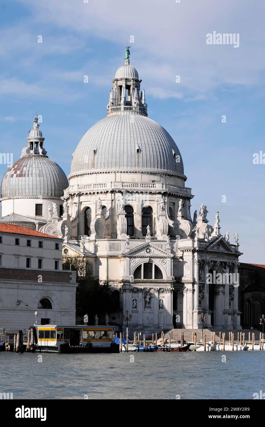 Basilique Santa Maria della Salute, construite au 17e siècle, Grand Canal, Venise, Vénétie, Italie Banque D'Images