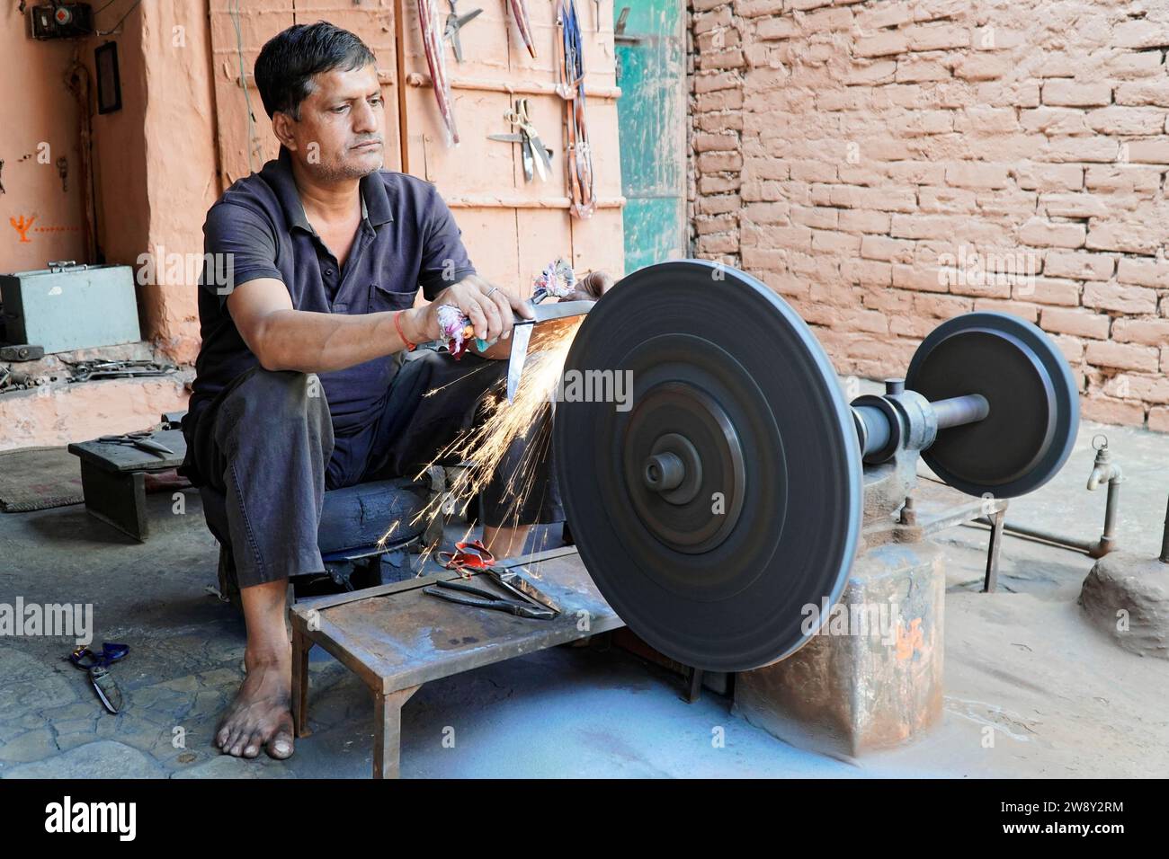 Fabrication de sabres et poignards, aiguiseur de couteau à Jaipur, Rajasthan, Inde Banque D'Images