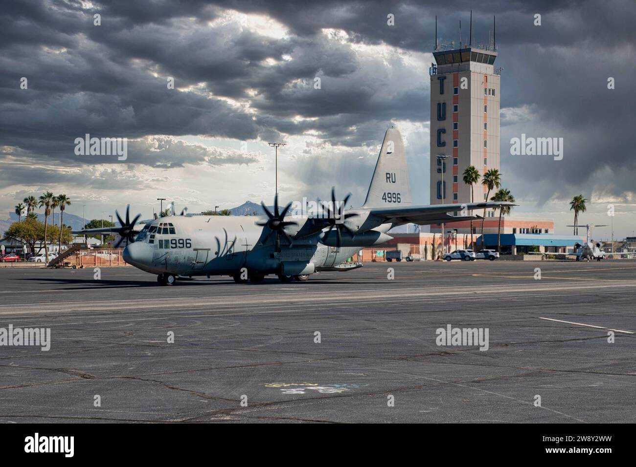 C130 des taxis de l'US Navy après la tour de contrôle de l'aéroport international de Tucson en Arizona Banque D'Images
