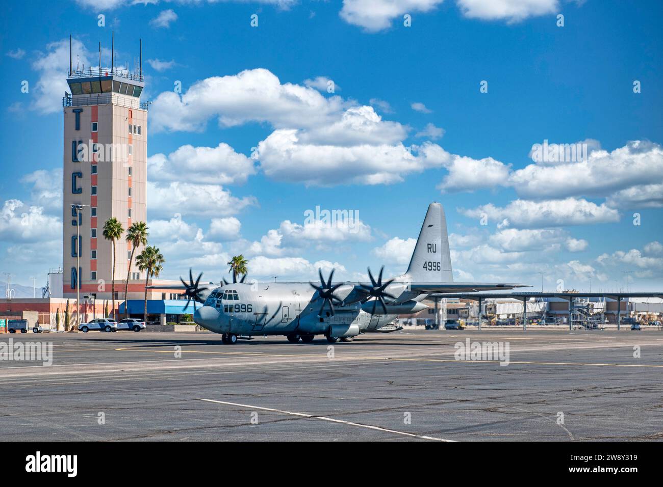 C130 des taxis de l'US Navy après la tour de contrôle de l'aéroport international de Tucson en Arizona Banque D'Images