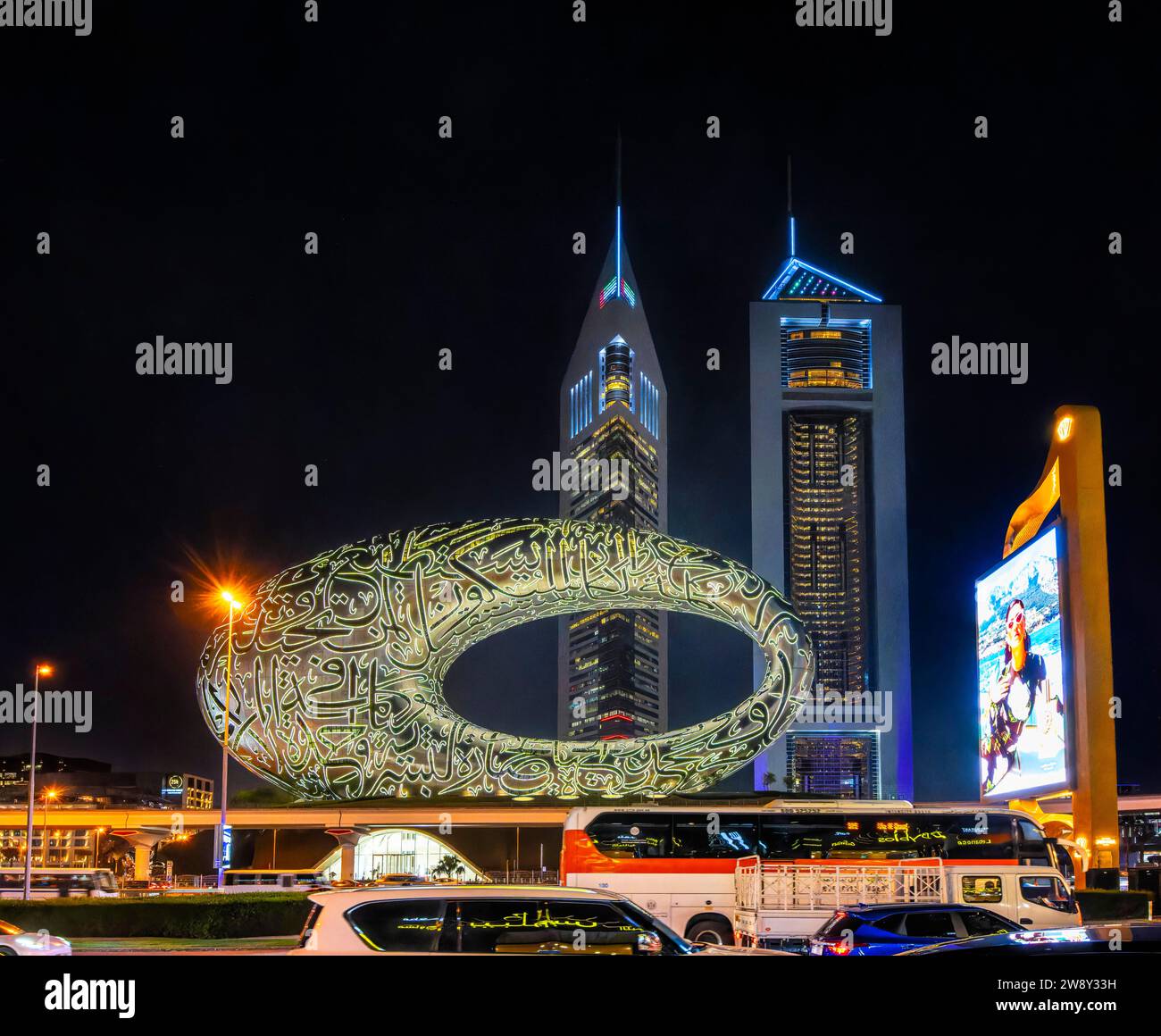 Photo de nuit, Eye of the future, Sheik Zayed Road, Downtown Dubai, Émirats arabes Unis Banque D'Images