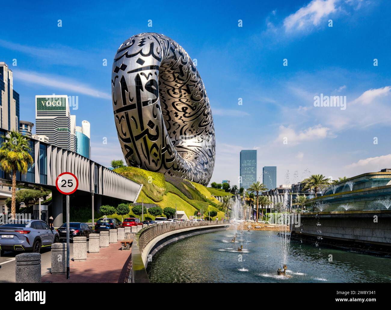 Eye of the future, Sheik Zayed Road, Downtown Dubai, Émirats arabes Unis, Asie Banque D'Images