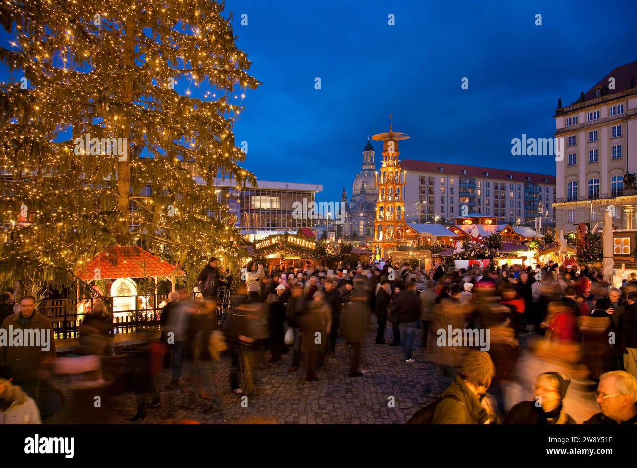 Le Striezelmarkt, qui se tient depuis 1434, est le plus ancien marché