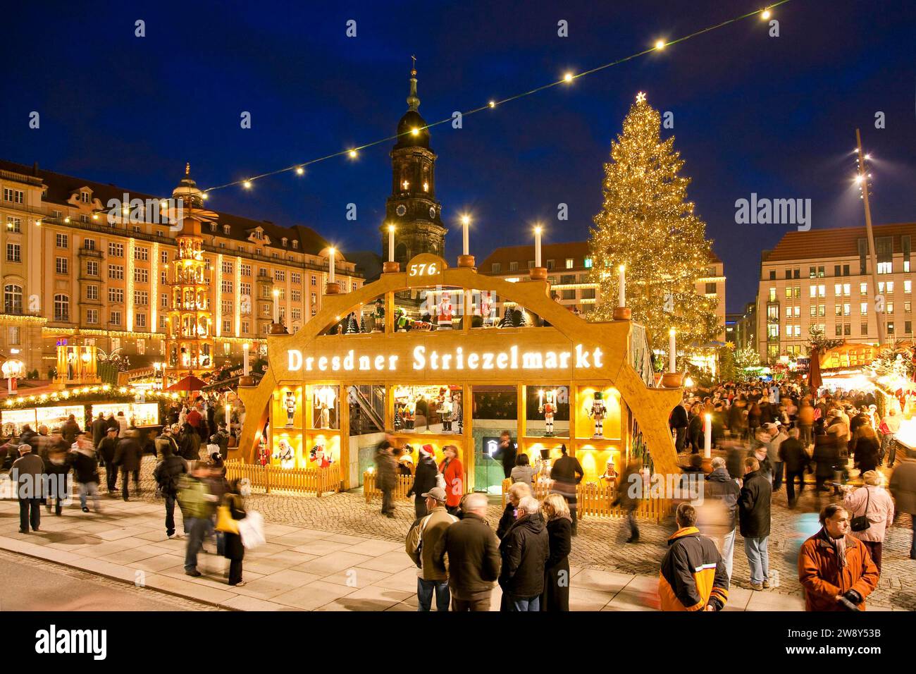 Le Striezelmarkt, qui se tient depuis 1434, est le plus ancien marché