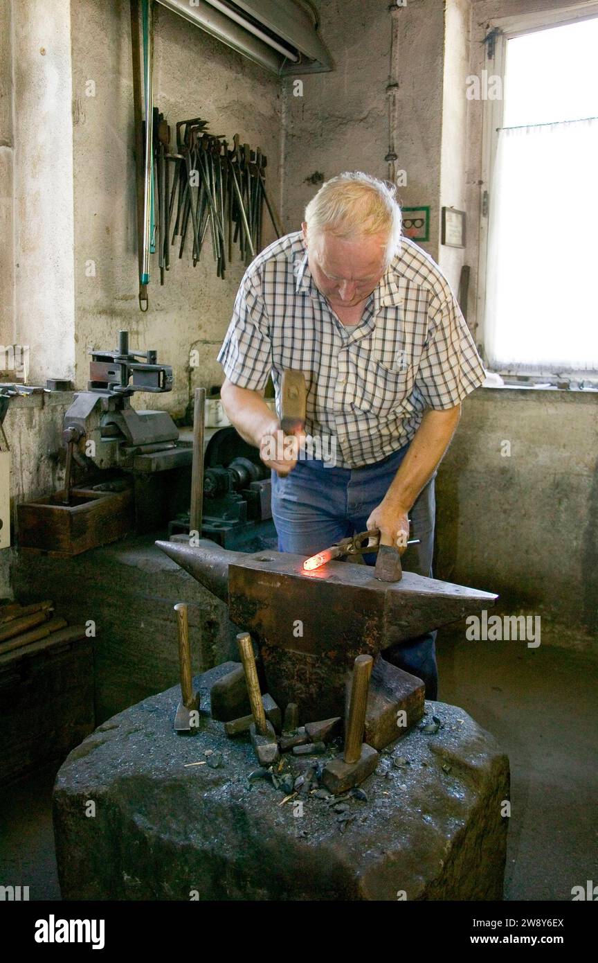 Forgeron à l'usine de granit de Demitz-Thumitz. Les outils de traitement du granit doivent être reforgés, affûtés et durcis tous les jours Banque D'Images