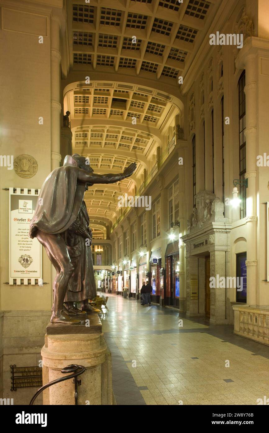 Dans le passage Maedler, à l'entrée d'Auerbachs Keller, les passants sont accueillis par Faust et Mephisto de Goethe. Les peintures de mur et de plafond par Banque D'Images