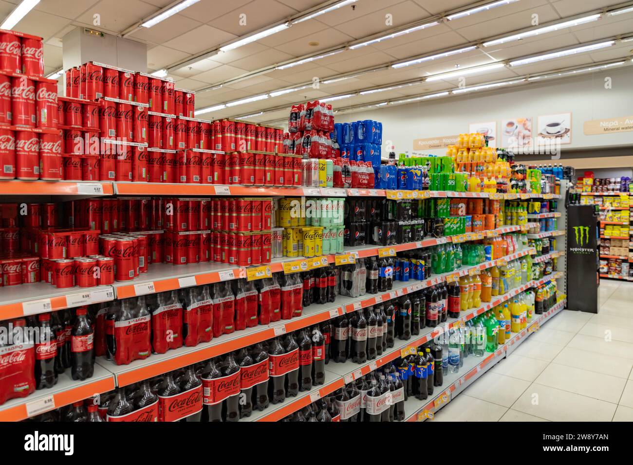 Une photo de la section des sodas à l'intérieur d'un supermarché. Banque D'Images