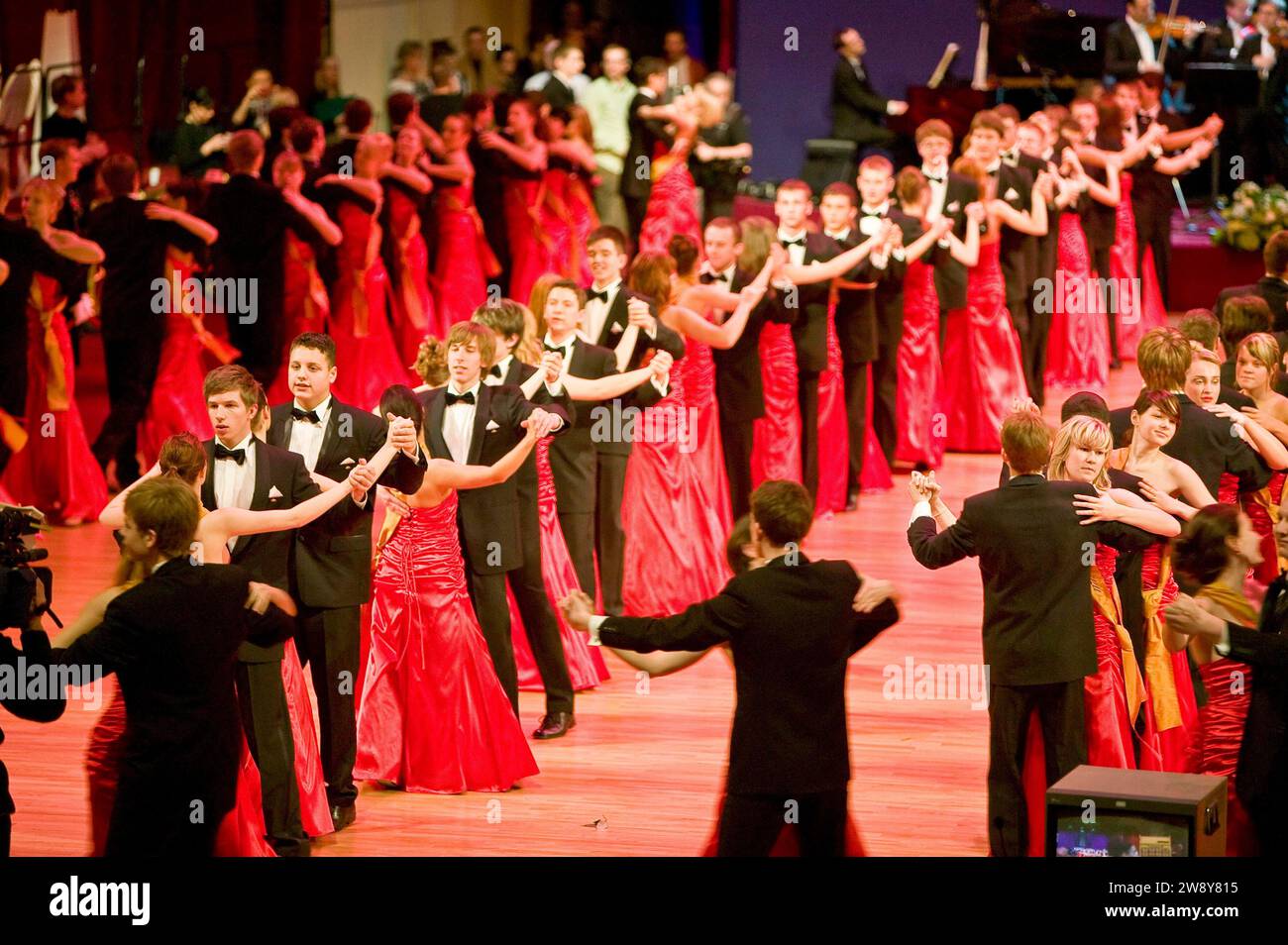 Débutantes au bal de l'Opéra de Semper. Après la tension de l'ouverture avec la valse viennoise, les débutantes dansent exubéramment à Perter Kraus Banque D'Images