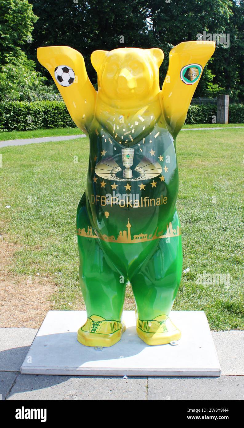 Sculptures d'ours de Berlin United Buddy sur Olympiastadion, Berlin, Allemagne Banque D'Images