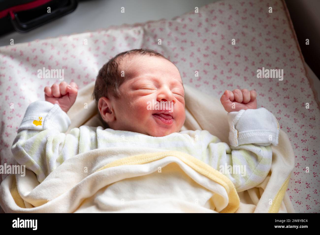 Un nouveau membre de la famille réagit avec la lumière du soleil et le sourire sur son visage, commencer un nouveau voyage et une nouvelle histoire Banque D'Images