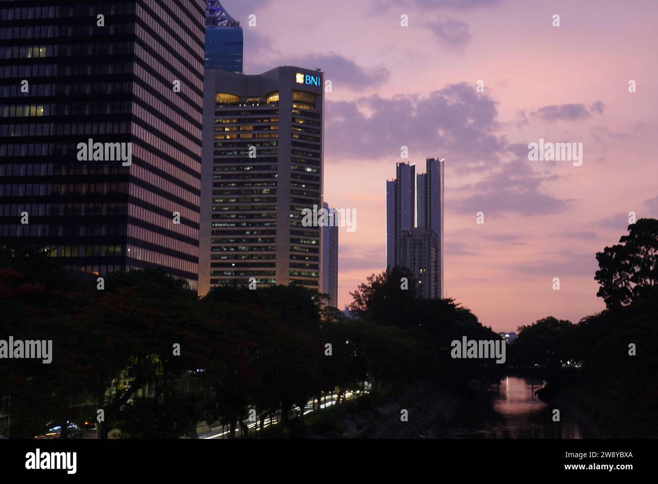 Sudirman Station, Jakarta, le 19 décembre 2023 - le soir, il est magnifique depuis les gratte-ciel Banque D'Images