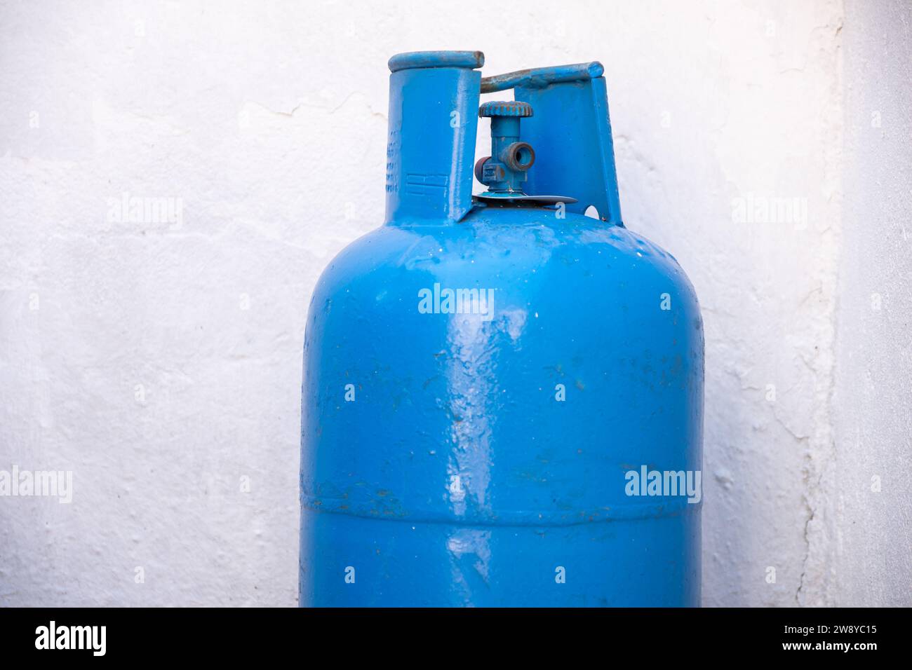Tube de gaz bleu sur fond blanc gaz de cuisson bouteille GPL Banque D'Images