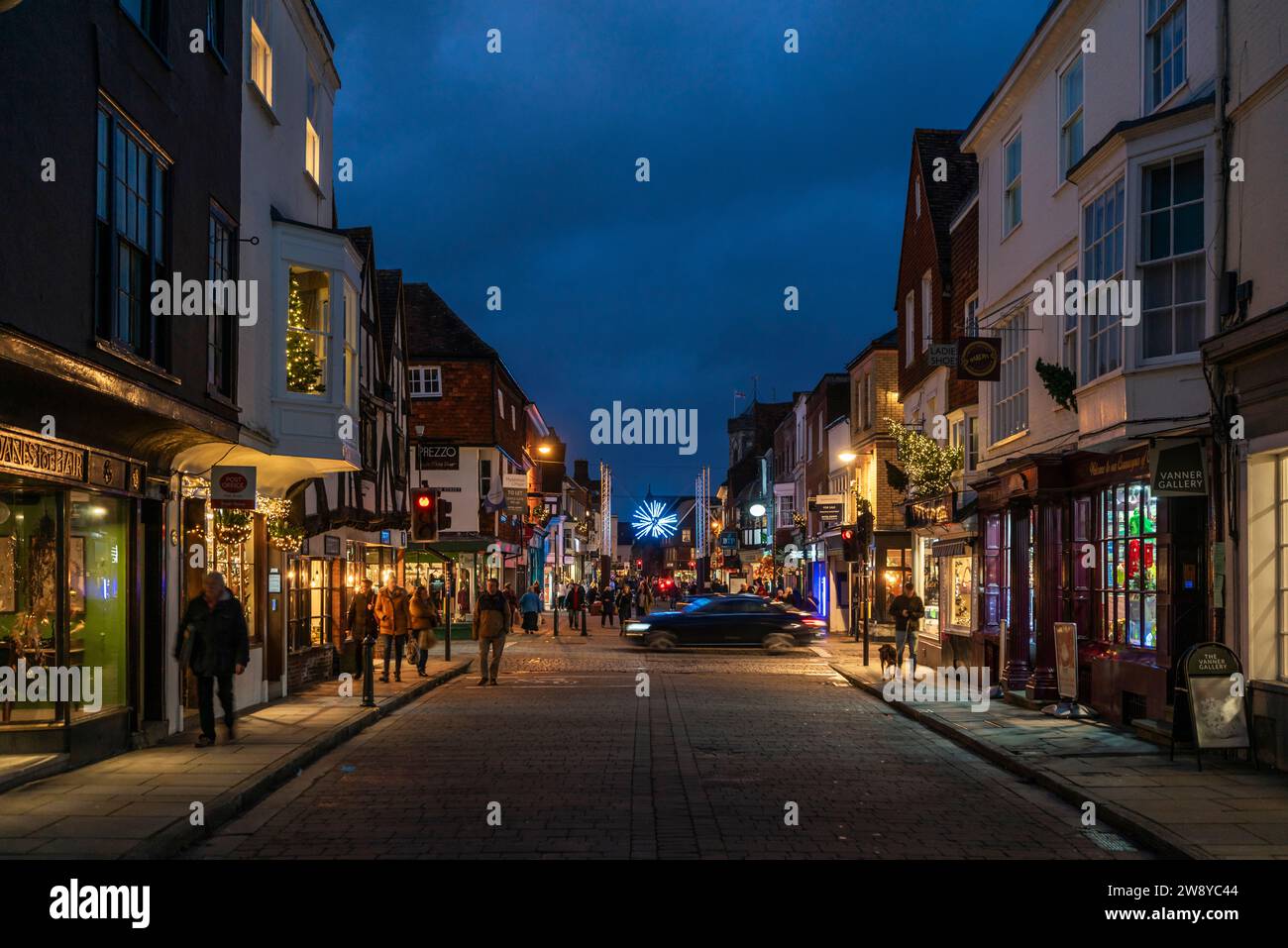 Salisbury High Street lumières bleues de Noël en décembre 2023, Salisbury. Wiltshire, Angleterre, Royaume-Uni Banque D'Images