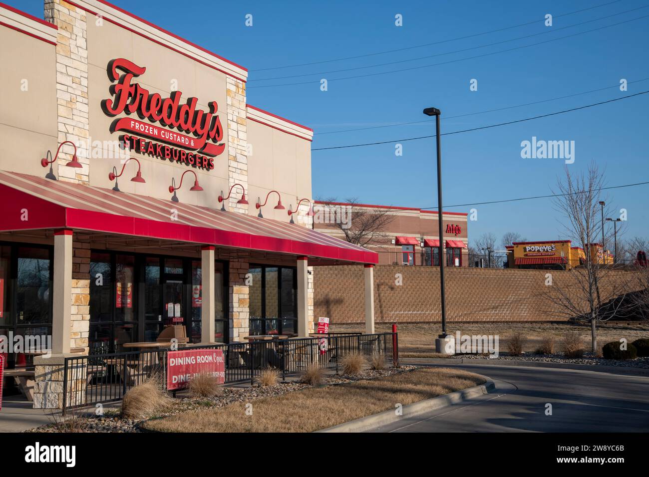 Lansing, Kansas. Bande de restauration rapide montrant la crème glacée Freddy's et les steakburgers, le rôti de bœuf Arby's et le poulet Popeyes. Banque D'Images